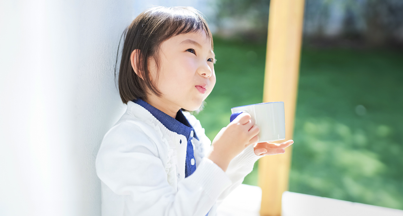 牛乳を飲みながら微笑む女の子