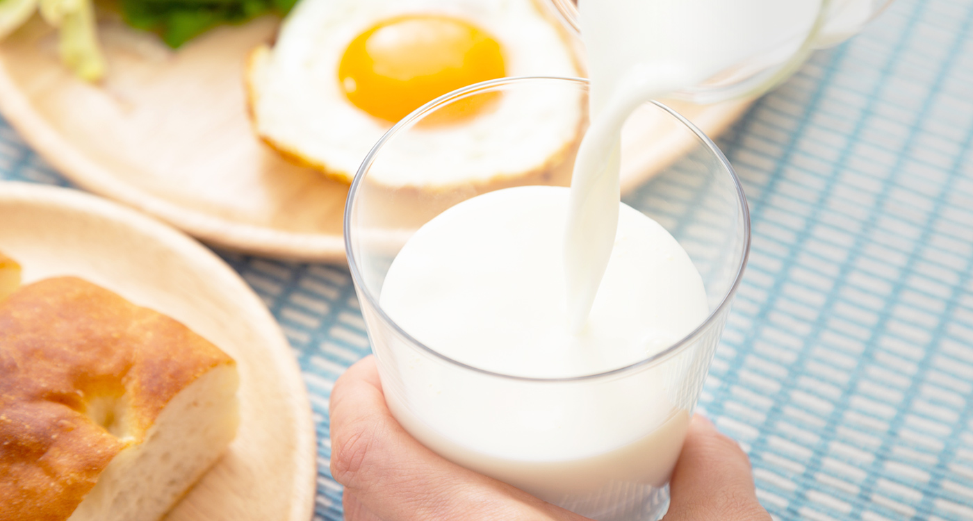 コップに牛乳を注ぐ様子