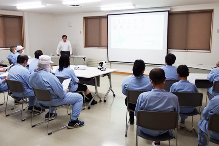大橋社長が社員たちに向けて話す様子