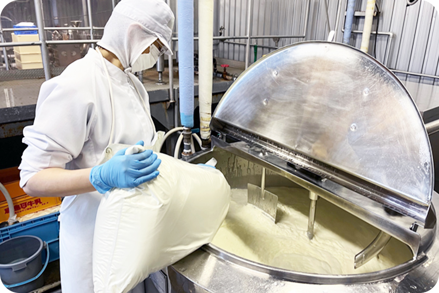 乳製品の製造加工の様子
